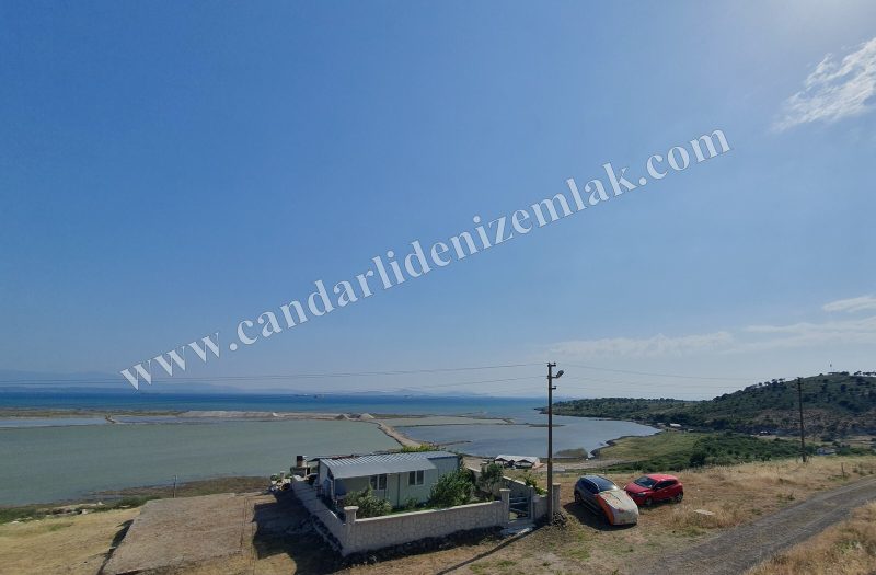 Çandarlı Mavikent’te Satılık Deniz Manzaralı Konteyner Evli Arsa