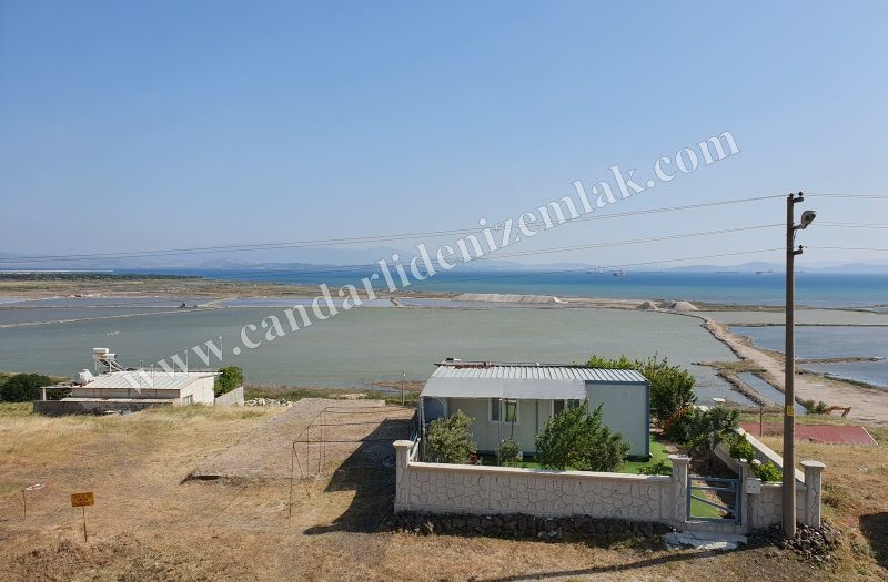 Çandarlı Mavikent’te Satılık Deniz Manzaralı Konteyner Evli Arsa