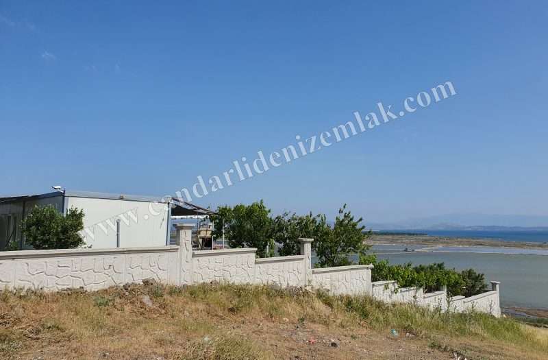 Çandarlı Mavikent’te Satılık Deniz Manzaralı Konteyner Evli Arsa