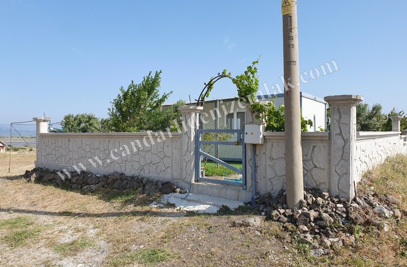 Çandarlı Mavikent’te Satılık Deniz Manzaralı Konteyner Evli Arsa