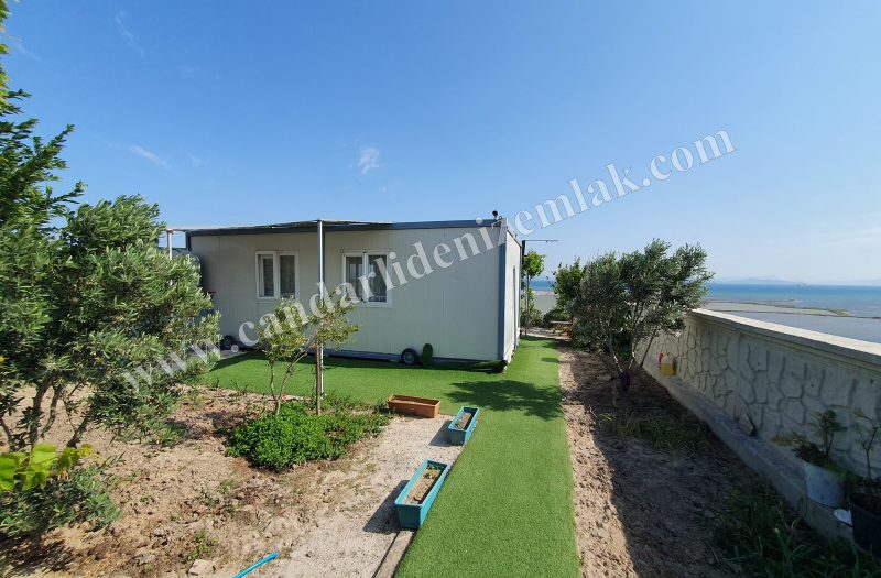 Çandarlı Mavikent’te Satılık Deniz Manzaralı Konteyner Evli Arsa