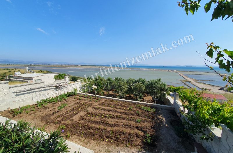 Çandarlı Mavikent’te Satılık Deniz Manzaralı Konteyner Evli Arsa