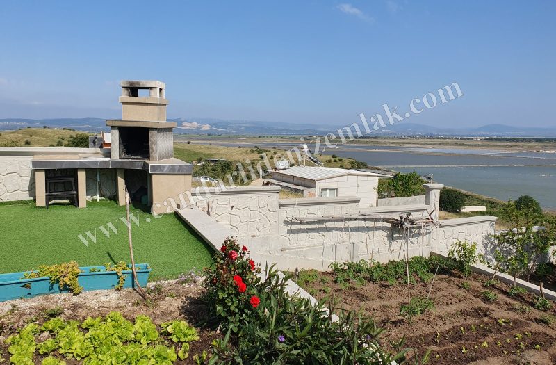 Çandarlı Mavikent’te Satılık Deniz Manzaralı Konteyner Evli Arsa