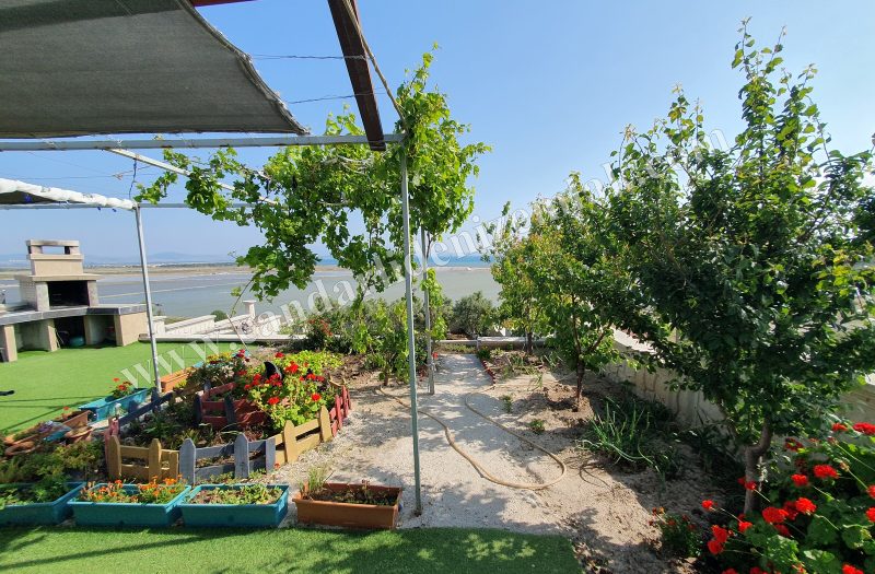 Çandarlı Mavikent’te Satılık Deniz Manzaralı Konteyner Evli Arsa