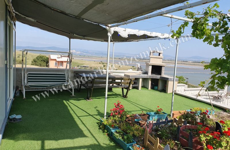 Çandarlı Mavikent’te Satılık Deniz Manzaralı Konteyner Evli Arsa