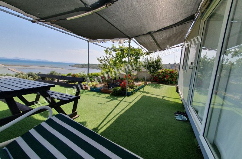 Çandarlı Mavikent’te Satılık Deniz Manzaralı Konteyner Evli Arsa