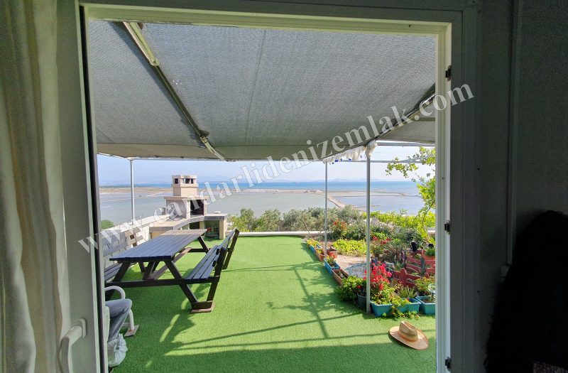 Çandarlı Mavikent’te Satılık Deniz Manzaralı Konteyner Evli Arsa