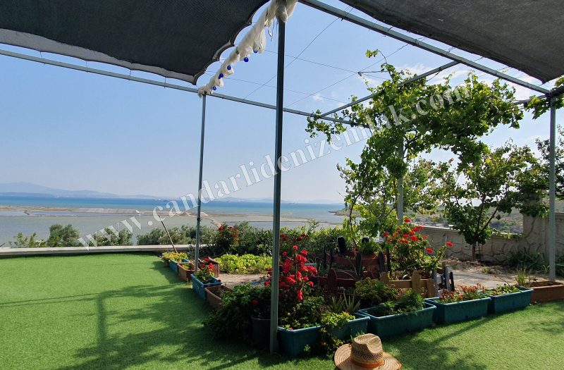 Çandarlı Mavikent’te Satılık Deniz Manzaralı Konteyner Evli Arsa