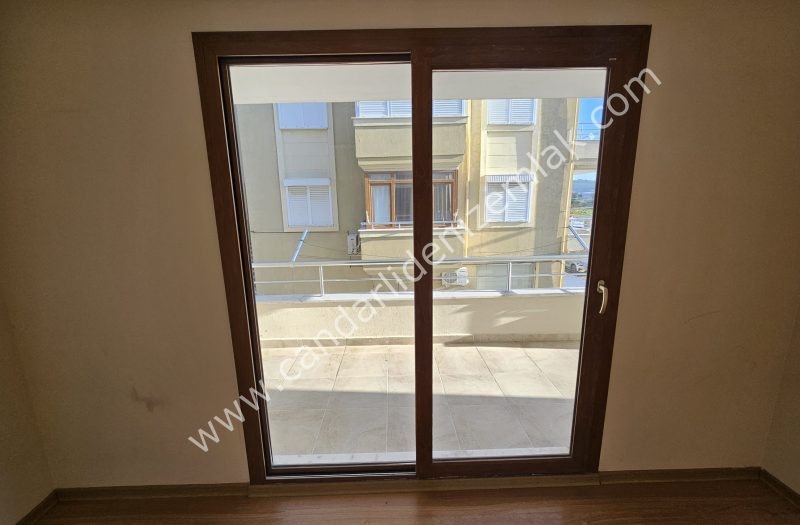 Çandarlı Pazaryeri Karşısı 2+1 Satılık Daire