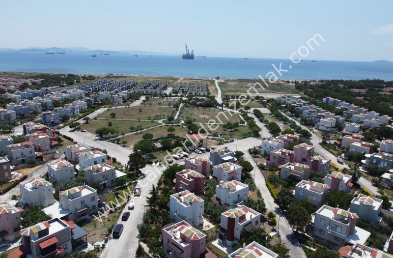 ÇANDARLI TATİL KÖYÜ YANI SATILIK YARIM PARSEL